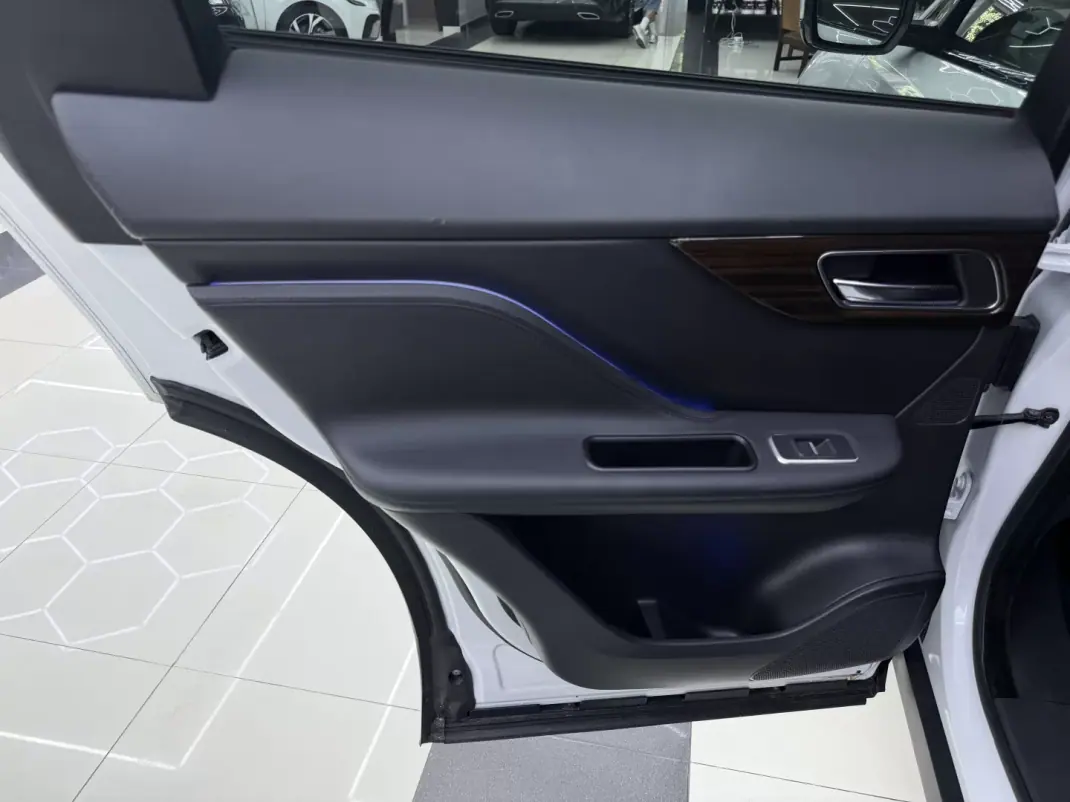 Jaguar F-Pace 2017 - 27950 EUR, 141687 km - 141687km - foto 42 de 48