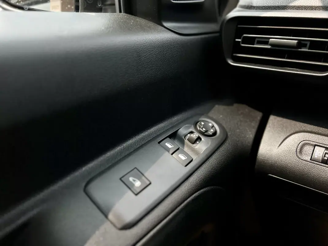 Peugeot Partner 1.5 BlueHdi L2 102Cv | CARPLAY | IVA DEDUTÍVEL 2023 - 16950 EUR, 47000 km - AUTO.MOTO.pt - 47000km - foto 15 de 21