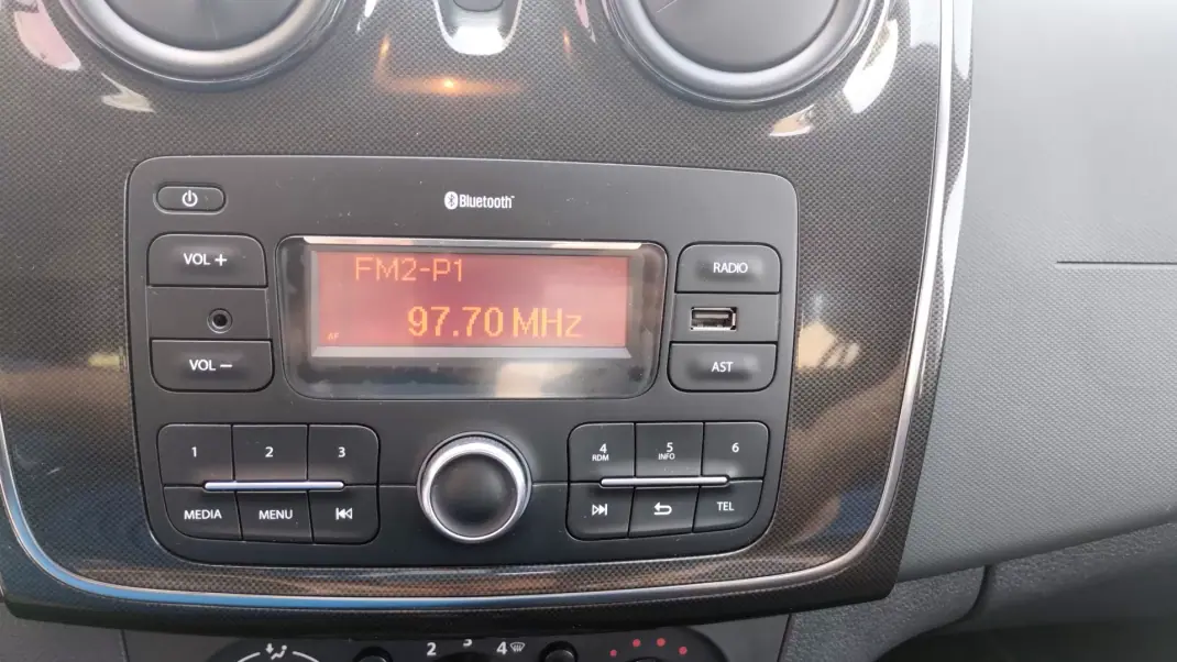 Dacia Sandero 2019 - 8950 EUR, 124000 km - AUTO.MOTO.pt - 124000km - foto 30 de 34