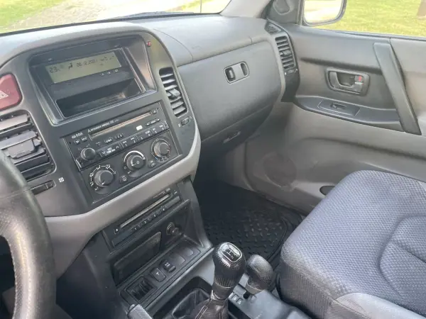 Mitsubishi Pajero 2000 - 15900 EUR, 277000 km - AUTO.MOTO.pt - 277000km - foto 5 de 8