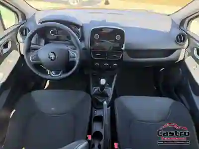 Renault Clio 2017 - 10500 EUR, 130579 km - AUTO.MOTO.pt - 130579km - foto 8 de 9