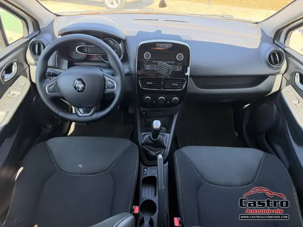 Renault Clio 2017 - 10500 EUR, 130579 km - AUTO.MOTO.pt - 130579km - foto 8 de 9