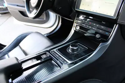 Jaguar XE 2018 - 17900 EUR, 184933 km - AUTO.MOTO.pt - 184933km - foto 11 de 18