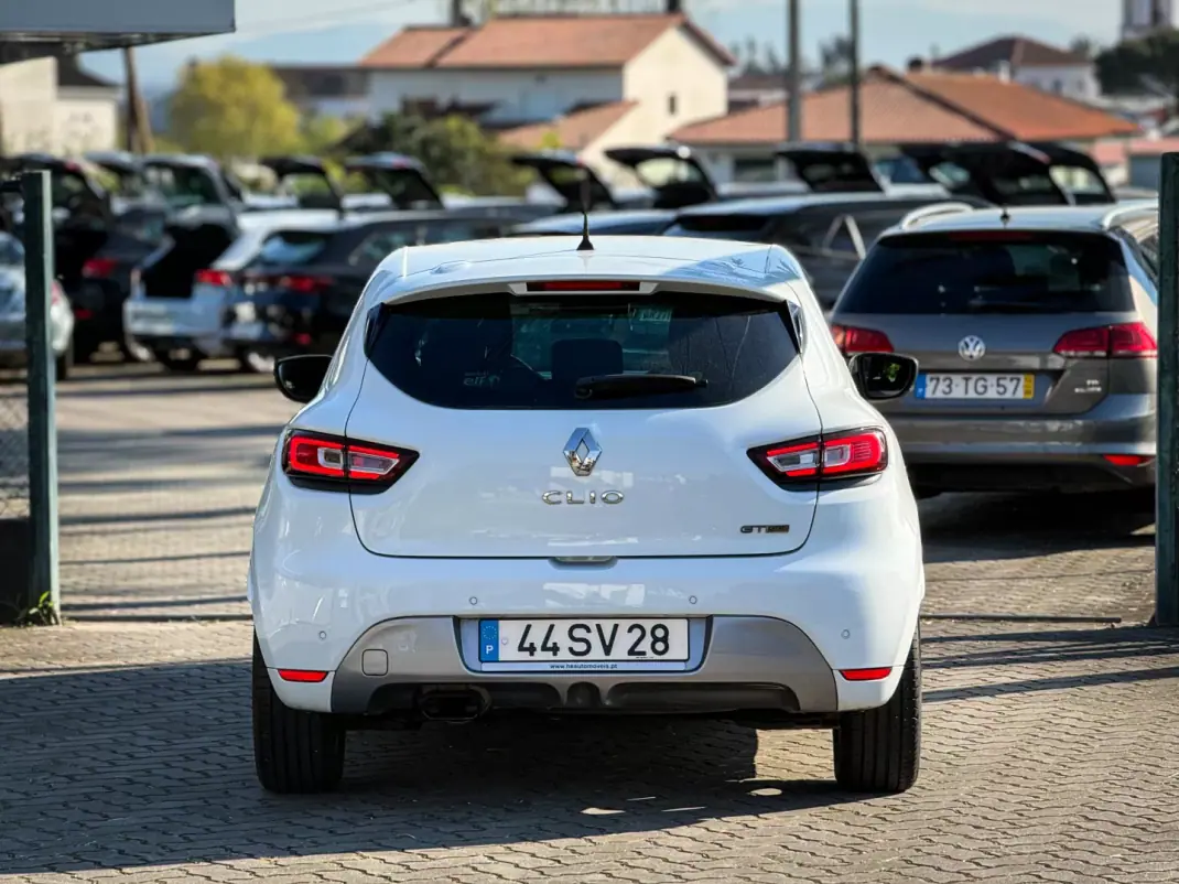 Renault Clio 2017 - 10500 EUR, 107000 km - AUTO.MOTO.pt - 107000km - foto 4 de 12