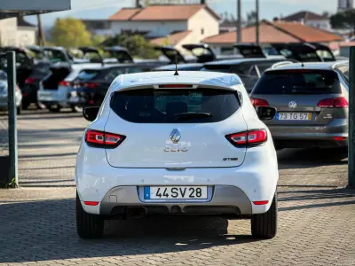 Renault Clio 2017 - 10500 EUR, 107000 km - AUTO.MOTO.pt - 107000km - foto 4 de 12