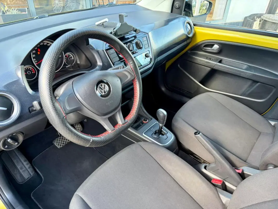 Volkswagen Up! 2018 - 12490 EUR, 69990 km - AUTO.MOTO.pt - 69990km - foto 5 de 11