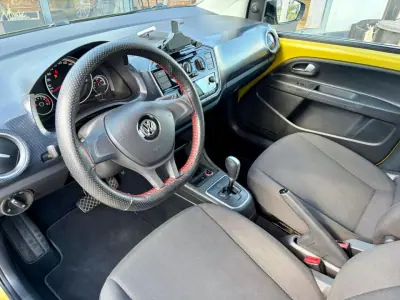 Volkswagen Up! 2018 - 12490 EUR, 69990 km - AUTO.MOTO.pt - 69990km - foto 5 de 11