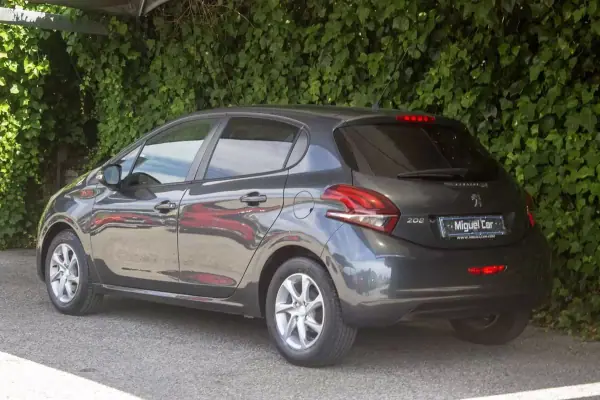 Peugeot 208 2015 - 9900 EUR, 153000 km - AUTO.MOTO.pt - 153000km - foto 10 de 16