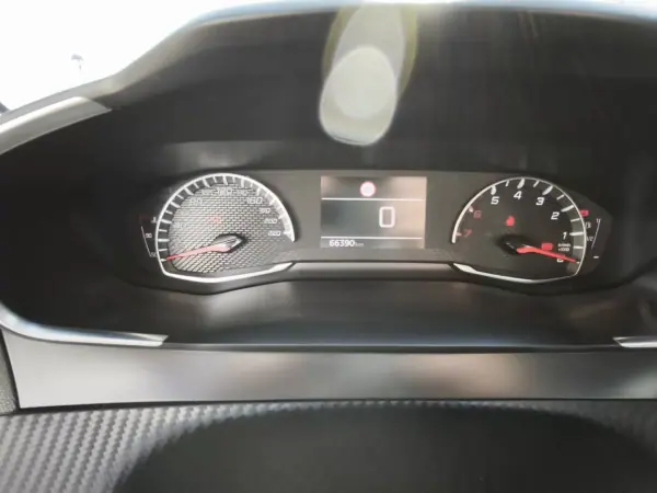 Peugeot 208 2022 - 13900 EUR, 66550 km - AUTO.MOTO.pt - 66550km - foto 10 de 14
