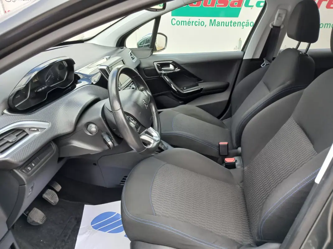 Peugeot 208 2017 - 7950 EUR, 104781 km - AUTO.MOTO.pt - 104781km - foto 15 de 26