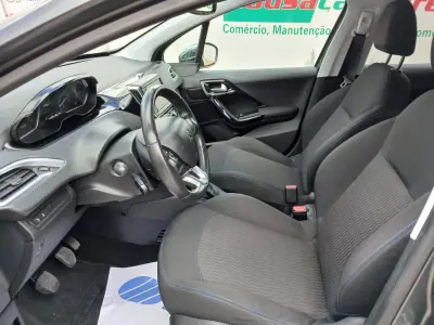 Peugeot 208 2017 - 7950 EUR, 104781 km - AUTO.MOTO.pt - 104781km - foto 15 de 26