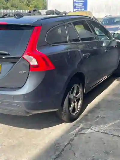 Volvo V60 2014 - 7750 EUR, 220000 km - AUTO.MOTO.pt - 220000km - foto 5 de 13