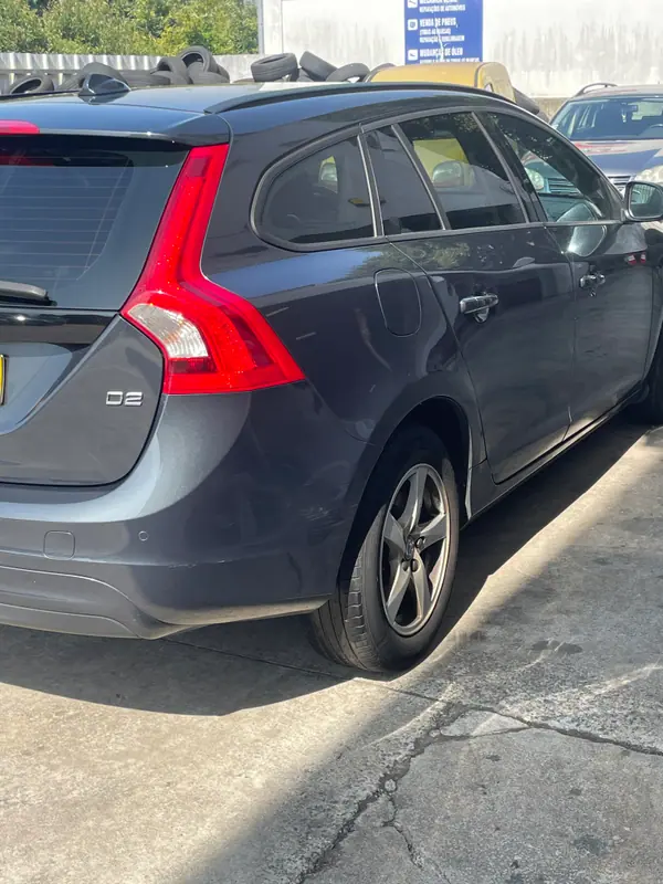 Volvo V60 2014 - 7750 EUR, 220000 km - AUTO.MOTO.pt - 220000km - foto 5 de 13