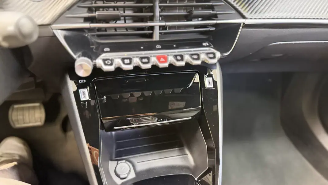 Peugeot e-2008 2025 - 25900 EUR, 13646 km - AUTO.MOTO.pt - 13646km - foto 16 de 22