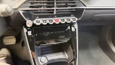 Peugeot e-2008 2025 - 25900 EUR, 13646 km - AUTO.MOTO.pt - 13646km - foto 16 de 22