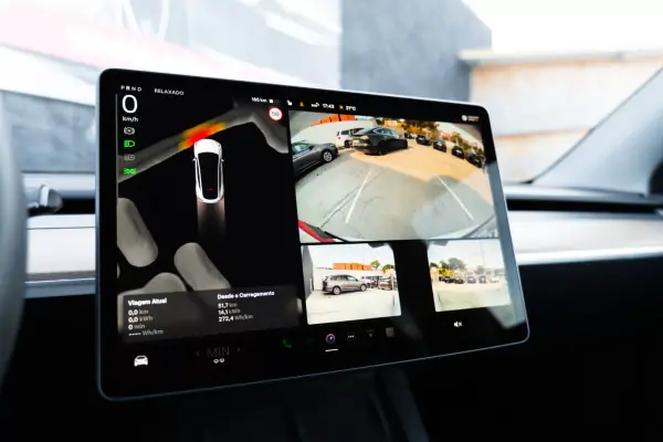 Tesla Model Y 2023 - 37900 EUR, 75000 km - AUTO.MOTO.pt - 75000km - foto 14 de 28