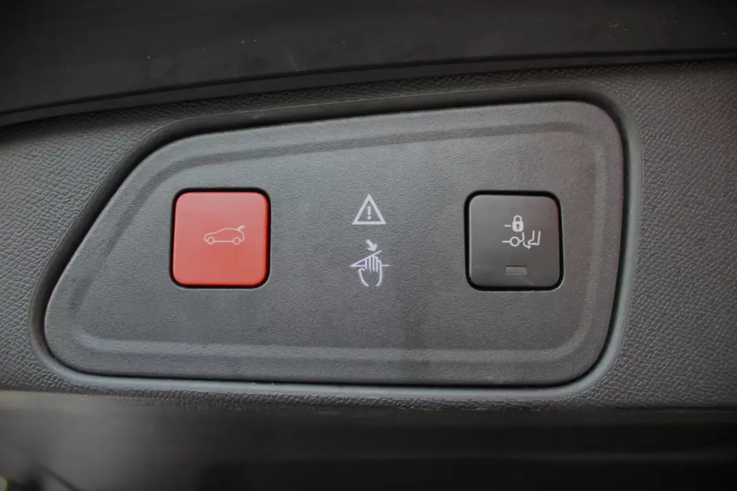 Peugeot 3008 2019 - 15990 EUR, 136300 km - 136300km - foto 29 de 31