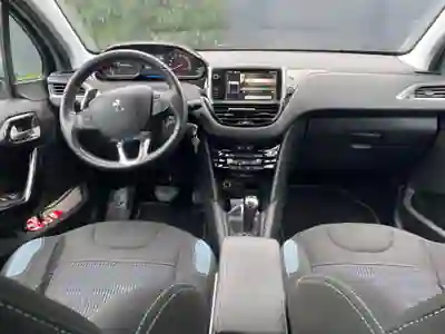 Peugeot 208 2014 — foto 5 de 8