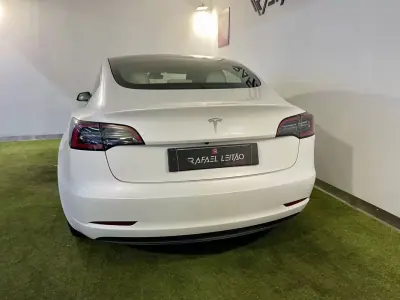 Tesla Model 3 2023 - 29750 EUR, 68000 km - AUTO.MOTO.pt - 68000km - foto 9 de 44
