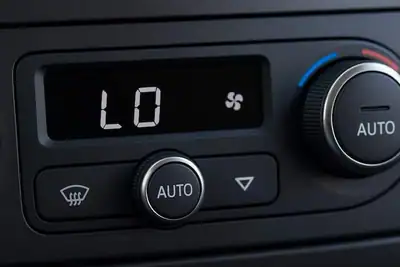 O que significa LO no ar condicionado do carro?