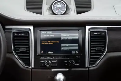 Porsche Macan 2016 - 49950 EUR, 131000 km - AUTO.MOTO.pt - 131000km - foto 38 de 53