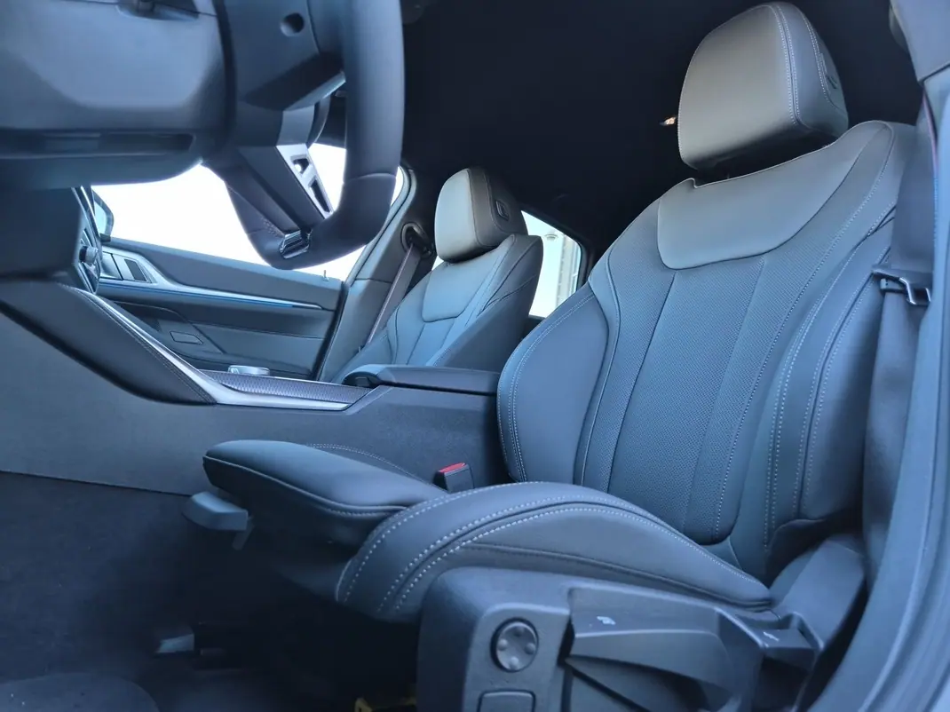 BMW i4 2025 - 30000 EUR, 25000 km - 25000km - foto 3 de 8