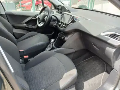 Peugeot 208 2017 - 7950 EUR, 104781 km - AUTO.MOTO.pt - 104781km - foto 21 de 26