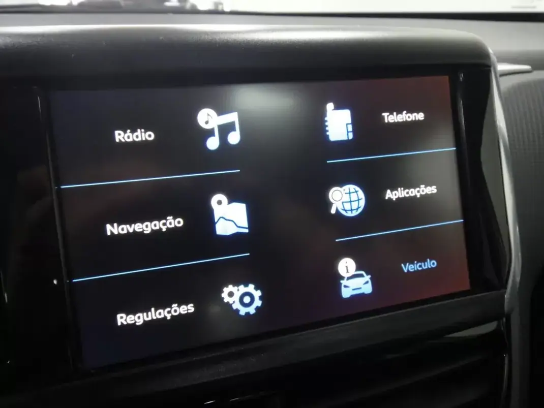 Peugeot 2008 2019 - 11250 EUR, 90000 km - AUTO.MOTO.pt - 90000km - foto 31 de 32