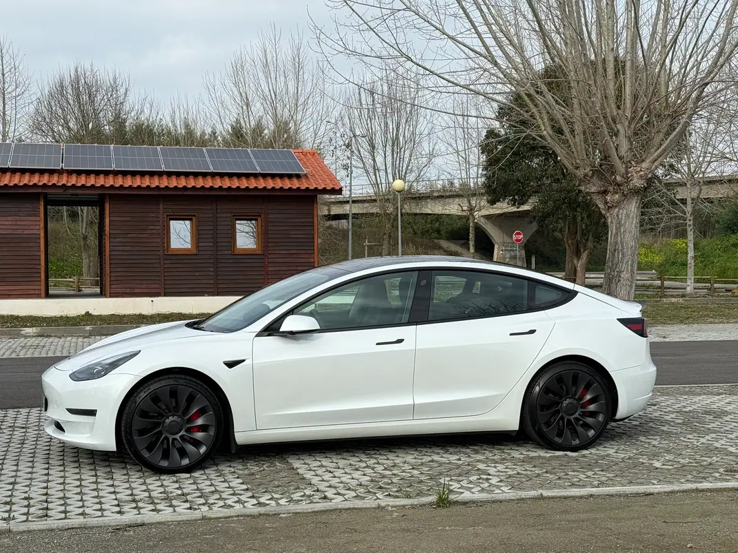 Tesla Model 3 2022 - 33500 EUR, 70000 km - AUTO.MOTO.pt - 70000km - foto 1 de 30