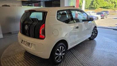Volkswagen Up! 2016 - 8500 EUR, 79613 km - AUTO.MOTO.pt - 79613km - foto 22 de 49