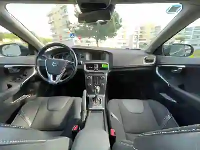 Volvo V40 2014 - 9990 EUR, 180000 km - AUTO.MOTO.pt - 180000km - foto 4 de 5