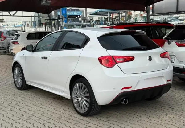 Alfa Romeo Giulietta 2016 - 13950 EUR, 139000 km - AUTO.MOTO.pt - 139000km - foto 3 de 18