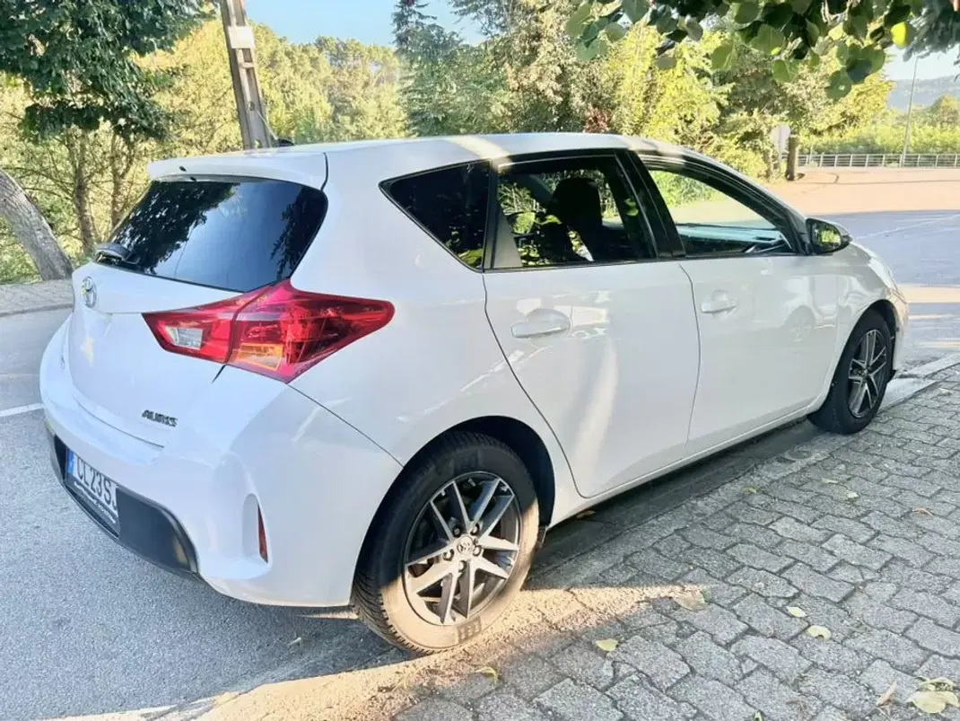 Toyota Auris 2014 - 12500 EUR, 152000 km - 152000km - foto 4 de 13