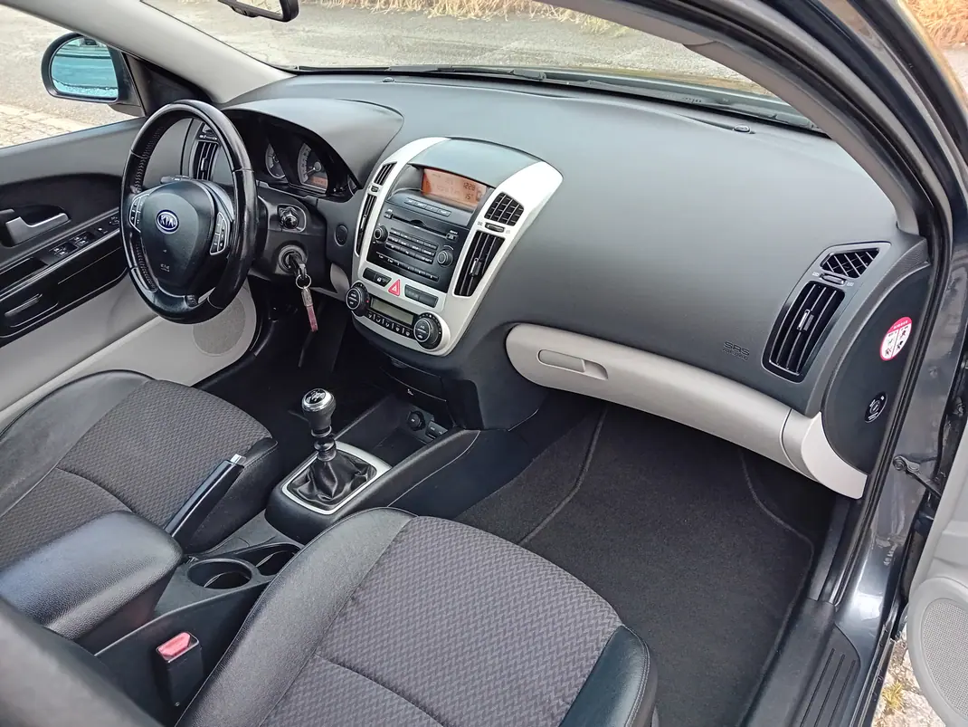 Kia Ceed SW 2009 - 5750 EUR, 130000 km - AUTO.MOTO.pt - 130000km - foto 10 de 12