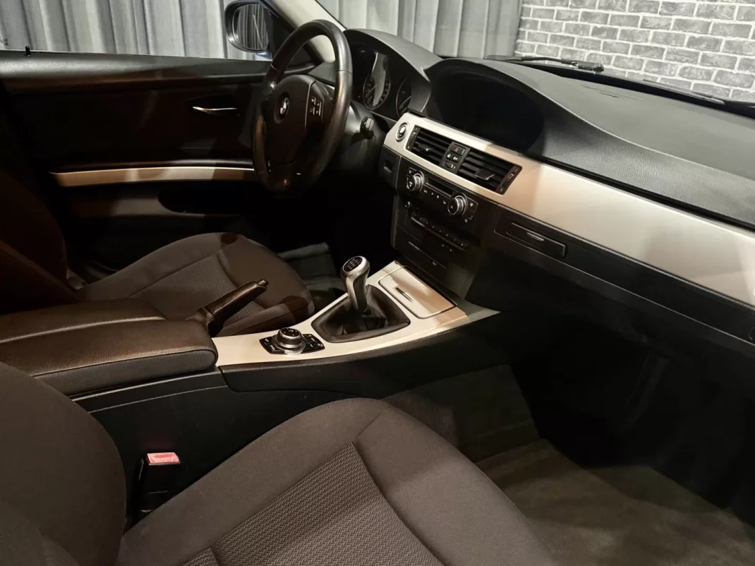 BMW 318 2011 - 8490 EUR, 341000 km - AUTO.MOTO.pt - 341000km - foto 7 de 14