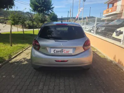 Peugeot 208 2019 - 10500 EUR, 68495 km - 68495km - foto 5 de 13