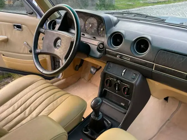 Mercedes-Benz 300 1982 - 13900 EUR, 233000 km - AUTO.MOTO.pt - 233000km - foto 14 de 32