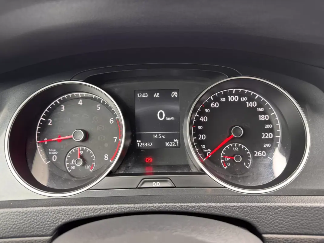 Volkswagen Golf 2017 - 14500 EUR, 123332 km - AUTO.MOTO.pt - 123332km - foto 10 de 26