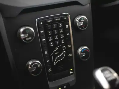Volvo V40 2019 - 15990 EUR, 101000 km - AUTO.MOTO.pt - 101000km - foto 19 de 21