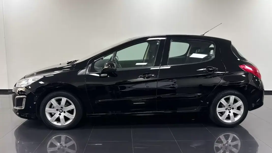 Peugeot 308 2012 - 7250 EUR, 172520 km - AUTO.MOTO.pt - 172520km - foto 4 de 50