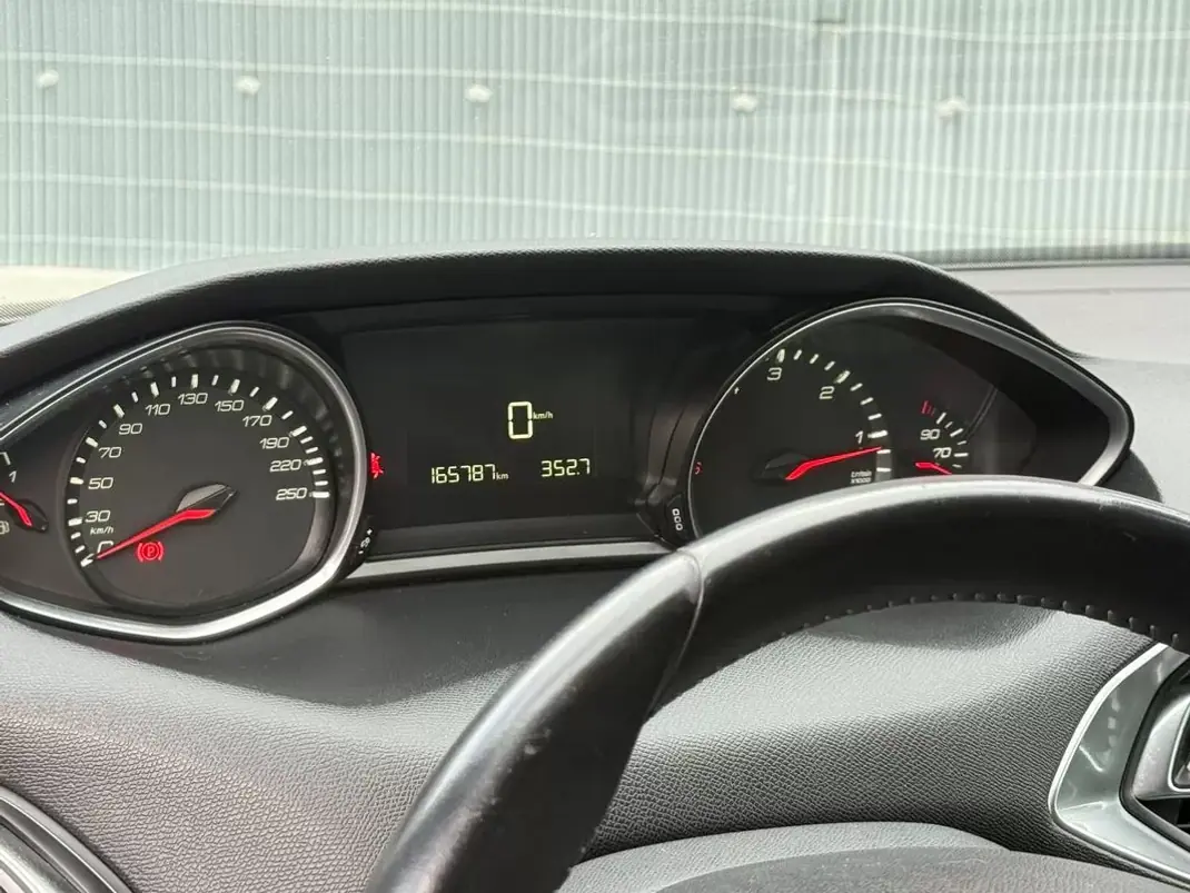 Peugeot 308 SW 2014 - 8950 EUR, 160000 km - AUTO.MOTO.pt - 160000km - foto 12 de 25