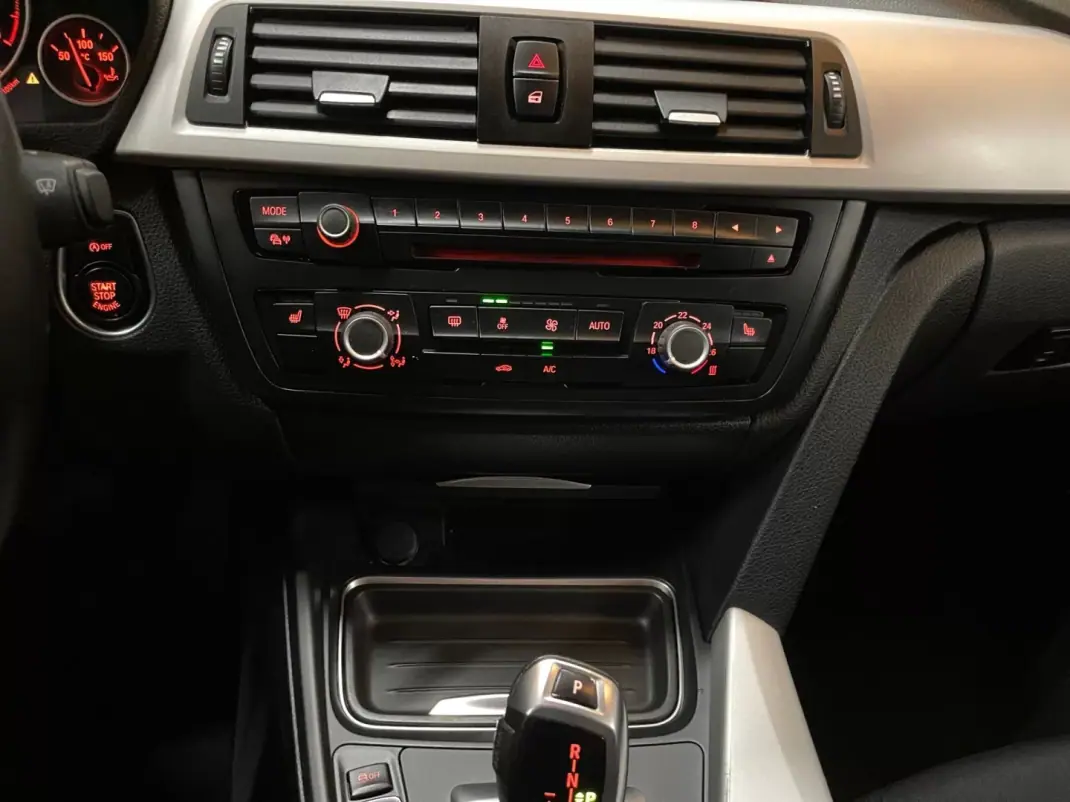 BMW 318 2013 - 10950 EUR, 321745 km - 321745km - foto 11 de 20