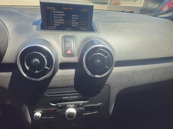 Audi A1 Sportback 2013 - 9500 EUR, 141870 km - AUTO.MOTO.pt - 141870km - foto 10 de 12
