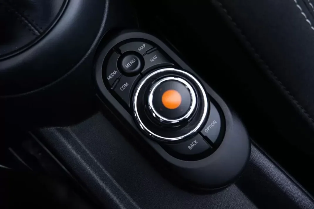 MINI Cooper 2021 - 25999 EUR, 94000 km - AUTO.MOTO.pt - 94000km - foto 37 de 38