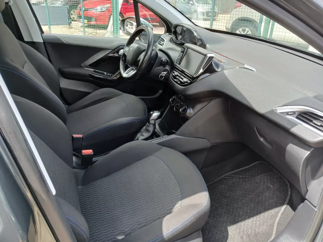 Peugeot 208 2017 - 7950 EUR, 104781 km - AUTO.MOTO.pt - 104781km - foto 24 de 26