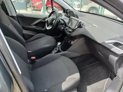 Peugeot 208 2017 - 7950 EUR, 104781 km - AUTO.MOTO.pt - 104781km - foto 24 de 26