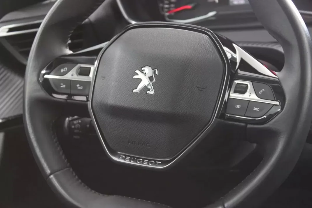Peugeot 2008 2021 - 18700 EUR, 48176 km - AUTO.MOTO.pt - 48176km - foto 30 de 32