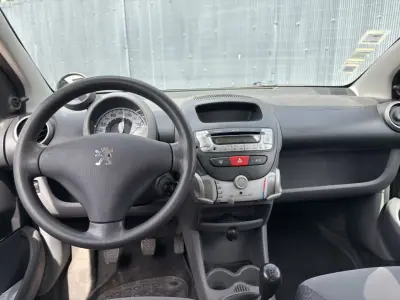 Peugeot 107 2008 - 5950 EUR, 139900 km - AUTO.MOTO.pt - 139900km - foto 8 de 13