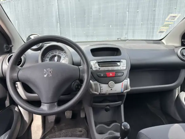 Peugeot 107 2008 - 5950 EUR, 139900 km - AUTO.MOTO.pt - 139900km - foto 8 de 13