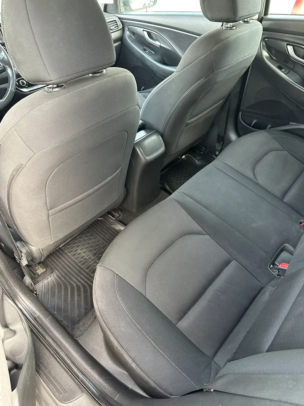 Hyundai i30 SW 2019 - 10799 EUR, 320000 km - AUTO.MOTO.pt - 320000km - foto 7 de 12